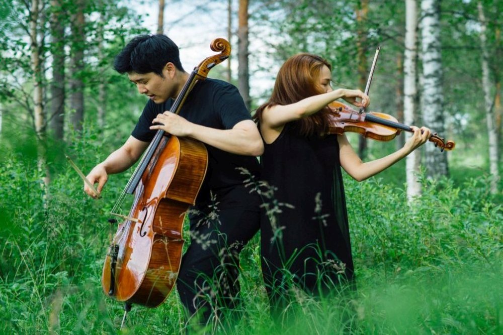 Cellist Hyoung Joon Jo and violinist Soo-Hyun Park, photo Stefan Bremer 1