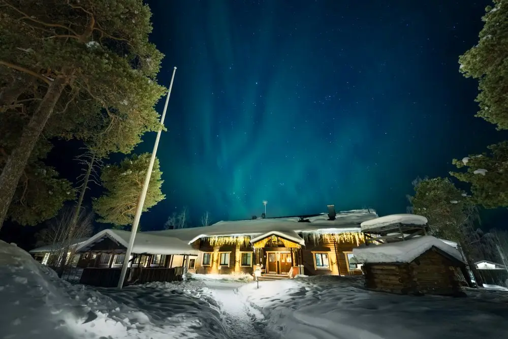 Wilderness_hotel_Nellim_main_building_NorthernLights