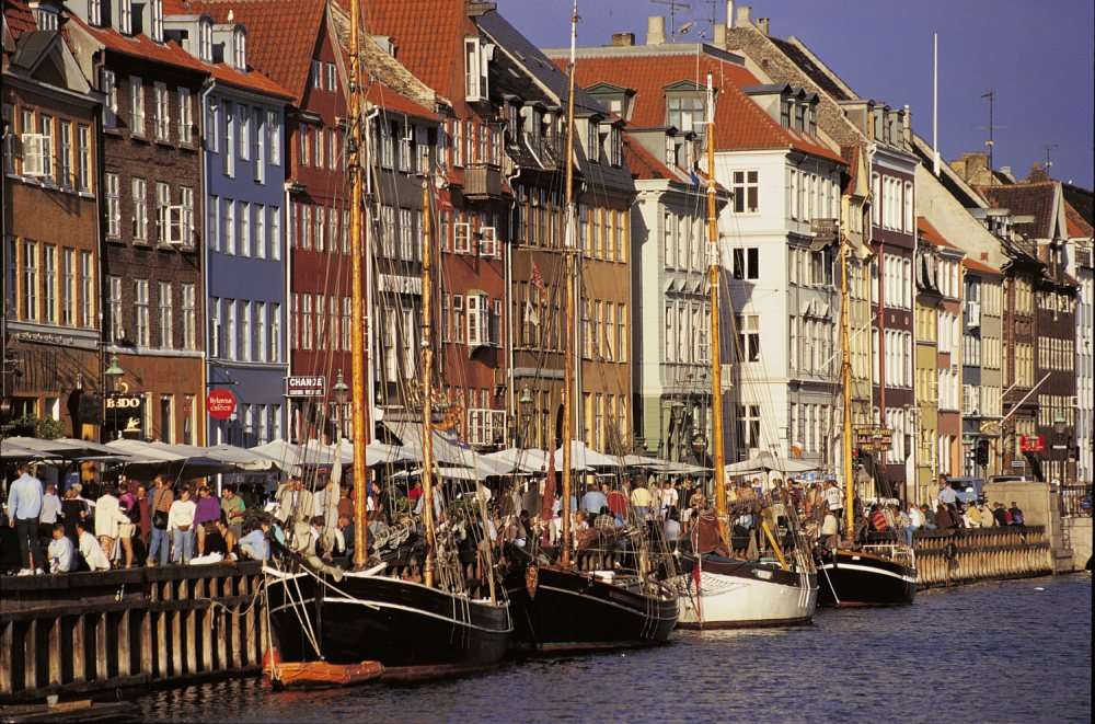 Nyhavn
Sommer
Mennesker
Huse
Både
Parasoller