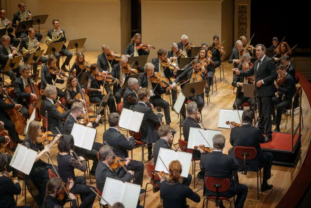 3. Sinfoniekonzert von Saechsische Staatskapelle Dresden  und Dirigent Daniele Gatti am 23.10.2022 in der Semperoper . Foto: Oliver Killig