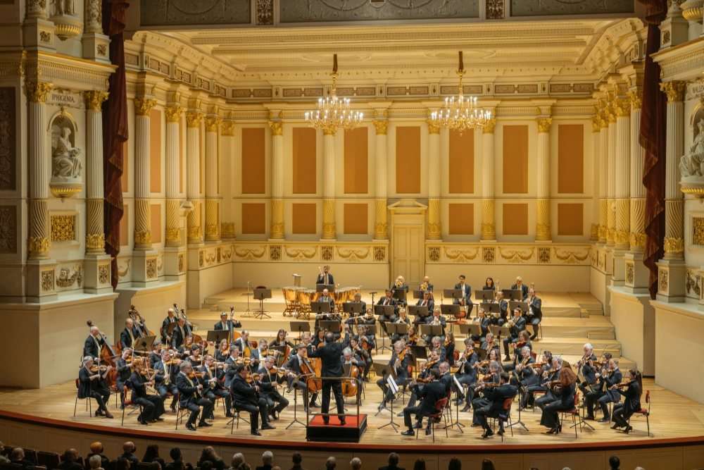 3. Sinfoniekonzert von Saechsische Staatskapelle Dresden  und Dirigent Daniele Gatti am 23.10.2022 in der Semperoper . Foto: Oliver Killig